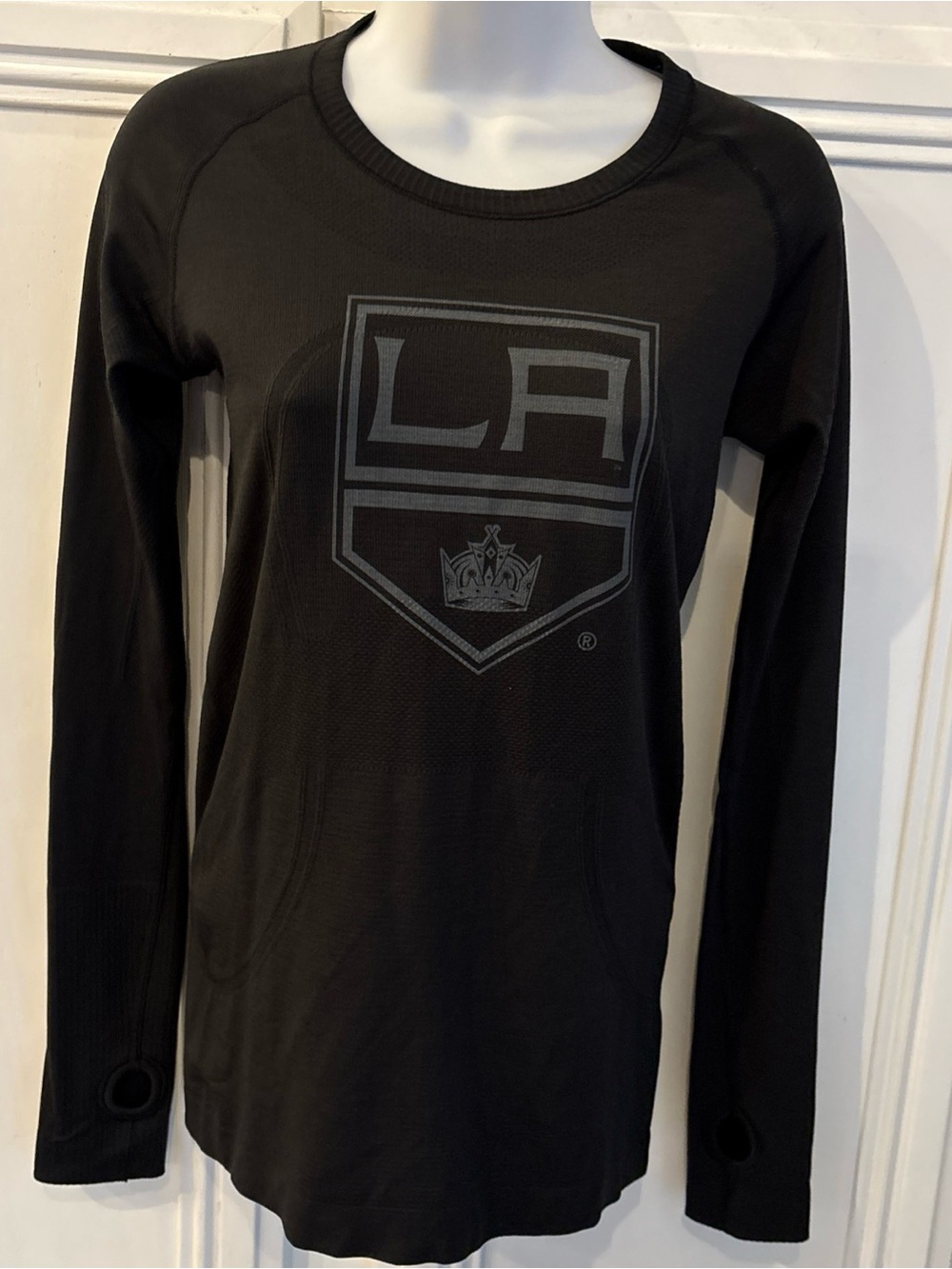 EUC Lululemon Black Sz 6 Swiftly Top NHL Los Angeles Kings Logo